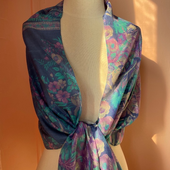Handmade vintage blue acuarela floral silk scarf. - Picture 4 of 8